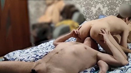 После секса втроем куколд слизывает сперму любовника с пизды жены