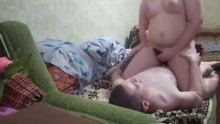 Рыжая толстушка с Украины с вибратором трахается с парнем в позе наездницы